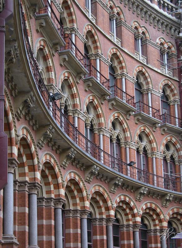 St Pancras station.jpg - Façade of the St Pancras railway station